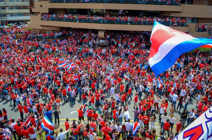 CĐV Costa Rica phát cuồng với chiến thắng lịch sử ảnh 12